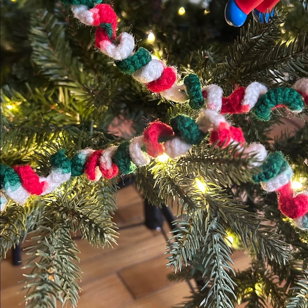 4 piece Lot Hand Crocheted Christmas Decor 2 Wall Hangers & Yards of Garland MCM